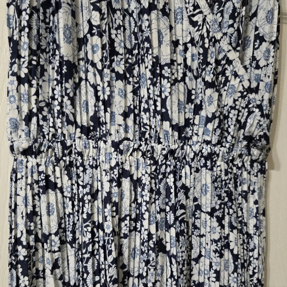 NWOT Sundays Floral Pleated Wrap Front V-Neck Jumpsuit, Stretchy Waist, Flowy. - Picture 7 of 13